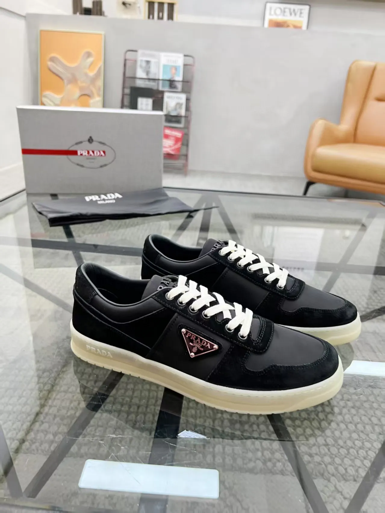 Factory price: 400💰Prada new men's leather sports shoes, the highest version on the market, any comparison is welcome🆚! The original leather has excellent texture and is super high-end! Fetal sheep net lining imported from Italy, removable pad! Luxurious materials and fine workmanship, highly recommended! Code number: 38-44, customized 45